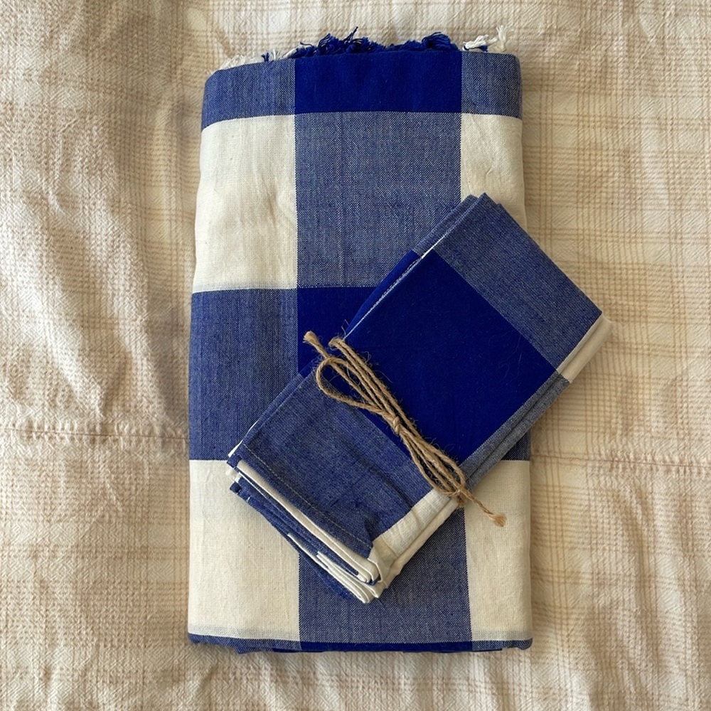 Heather Taylor Home Grande Gingham Cobalt Tablecloth Large + Set of 4 Napkins